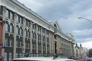 Здание напротив водопоя в Иркутске