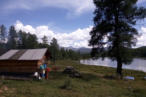 Домик у озера на Улаганском перевале