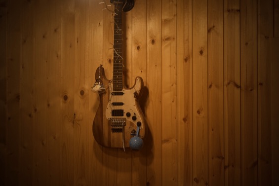 Гитара на фоне стены